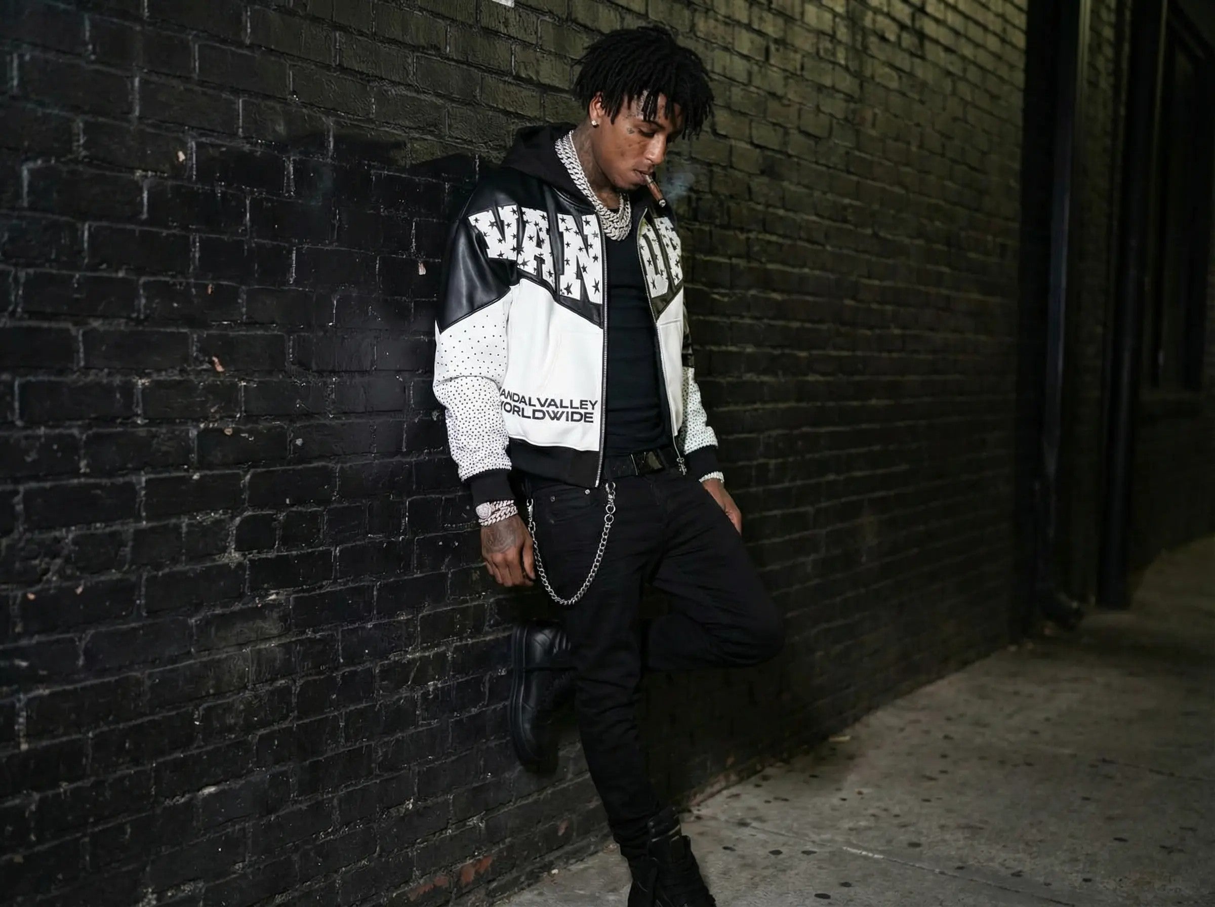 Free Vandal ZipUp - Black